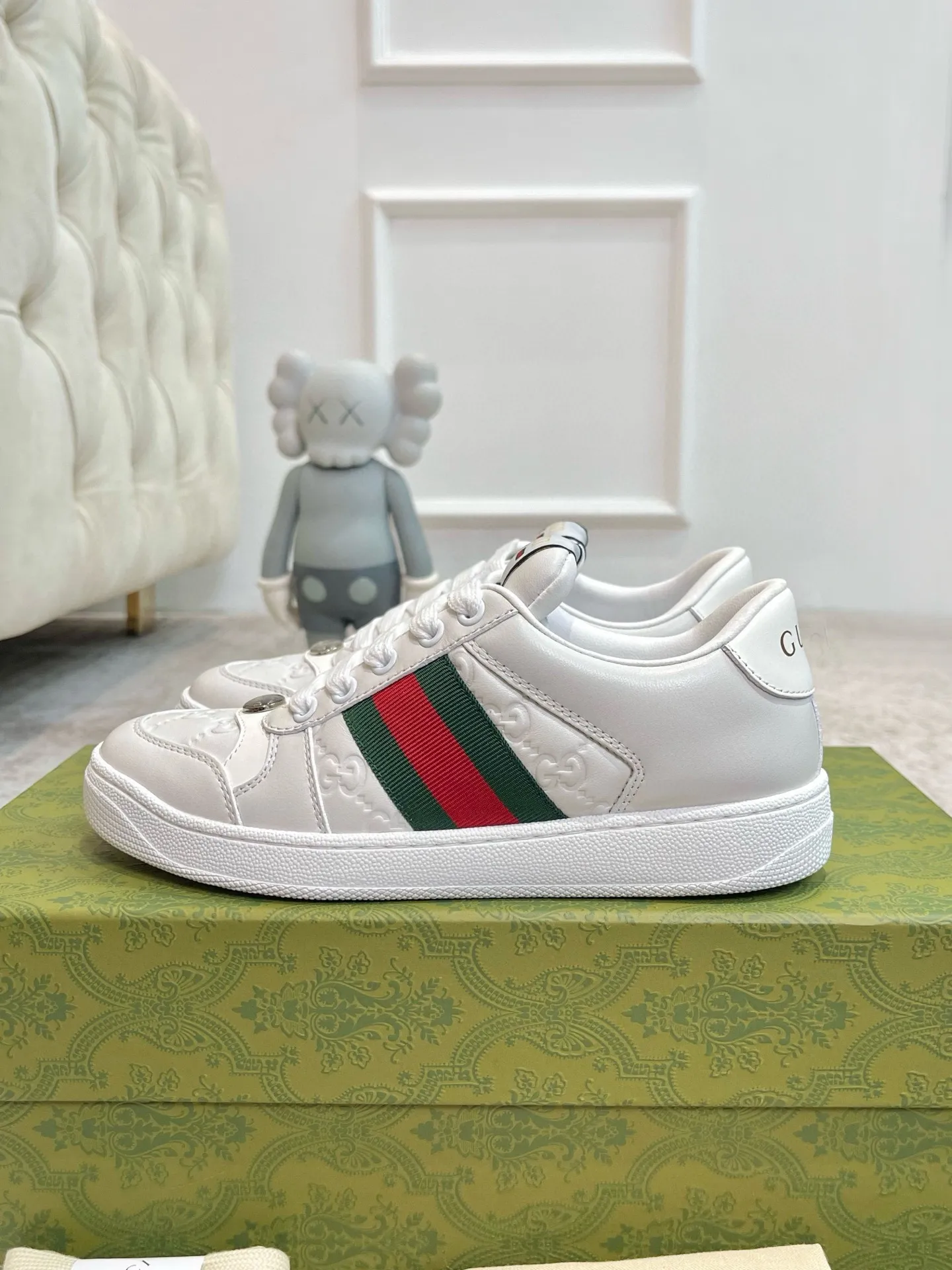 Ex-factory price: 540💰 GUCCI Gucci's newly upgraded back cover lining, top-notch old dirty shoes, classic casual sports shoes for couples, retro sneakers and old G family dirty shoes, updated at the counter simultaneously! ①The shoe upper has the same water-based edge coating process as the original version⚠️The ordinary oil edges on the market have a strong glue feel and are easy to fall off! Grade A first-layer nubuck leather (with pores)/matching computer embroidered double G cloth, high-density terry velvet lining. ② A PVC transparent small round mark sealing line is added to the details of the midsole. The mold is opened six times and the jewelry craftsmanship is used to customize the two-color double G buckle, striving to be the same as the original version. A pair of buttons is more than three times more expensive than ordinary buckles on the market. ③An old two-color washable label, the chip is placed on the outer waist of the right foot, the entire shoe is completely hollowed out with rubber technology, TUP material (rubber to distinguish the market) with the latest green packaging from the counter, 3D printed handbag, and a pair of shoelaces. There is no pressure when entering and exiting the counter. You can buy a 1:1 accurate replica of the original version and modify and upgrade it repeatedly. The details are perfectly restored, the materials are all customized, and they are truly top-notch. Please look at the details clearly to identify the quality. Upper: First-layer frosted cowhide/embroidered double G cloth. Lining: original high-density velvet lining. Foot pads: original pearlescent sheepskin. Outsole: private molded vacuum TPU material. Packaging: original top-grade full set packaging at the counter. Shoe size: women's size 35-40, men's size 39-44 (men's size 38, 45🉑️customized, non-returnable)